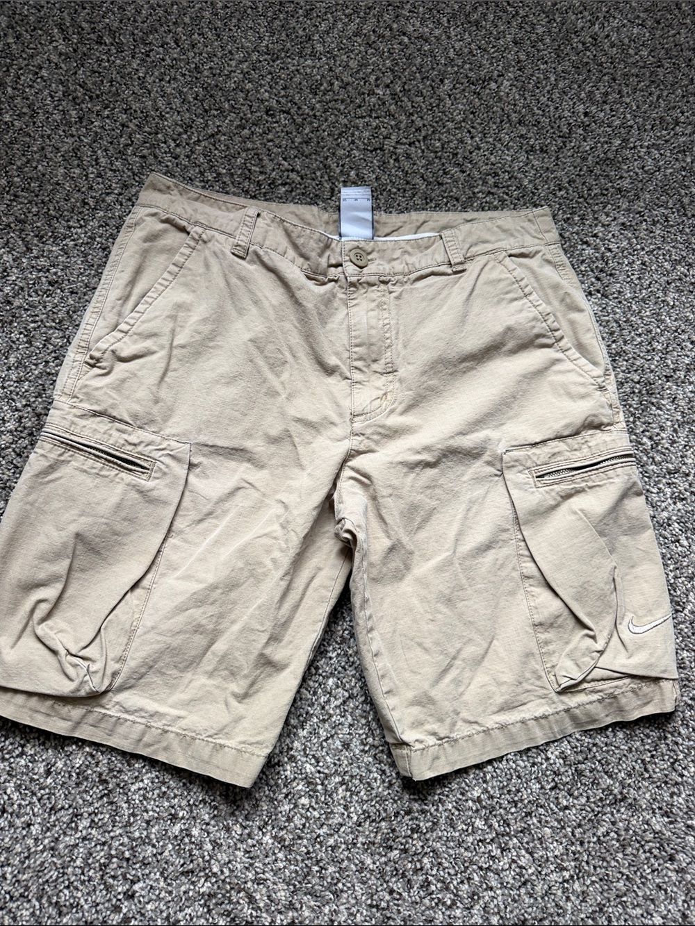 Nike Men’s Tan Cargo Shorts with Side Pockets size 32